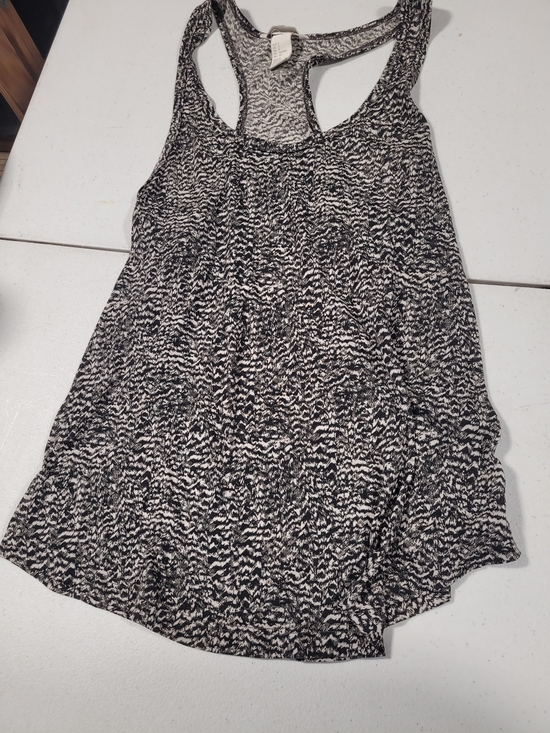 H&M Tops - H&M Black & White Patterned Racerback Tank
